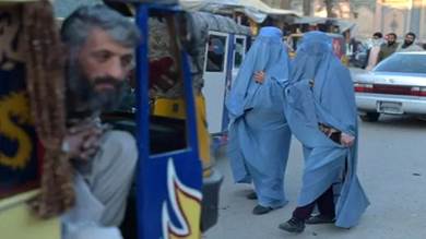 حركة طالبان في أفغانستان تأمر النساء بتغطية وجوههن في الأماكن العامة